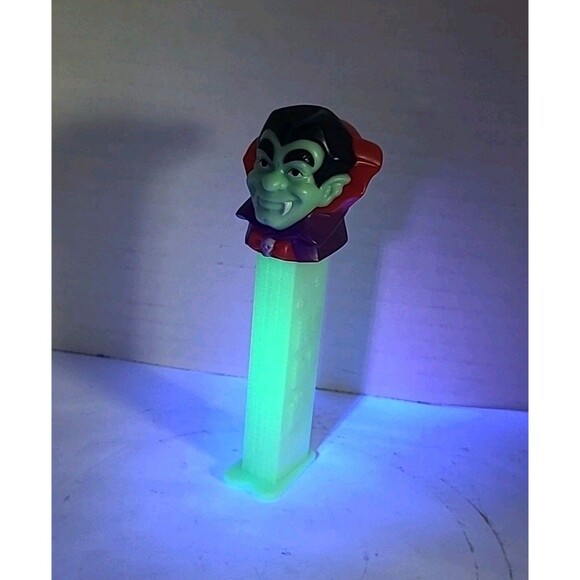 2010 Halloween Pez Dispenser Dracula the Vampire Glow In The Dark - Picture 1 of 5